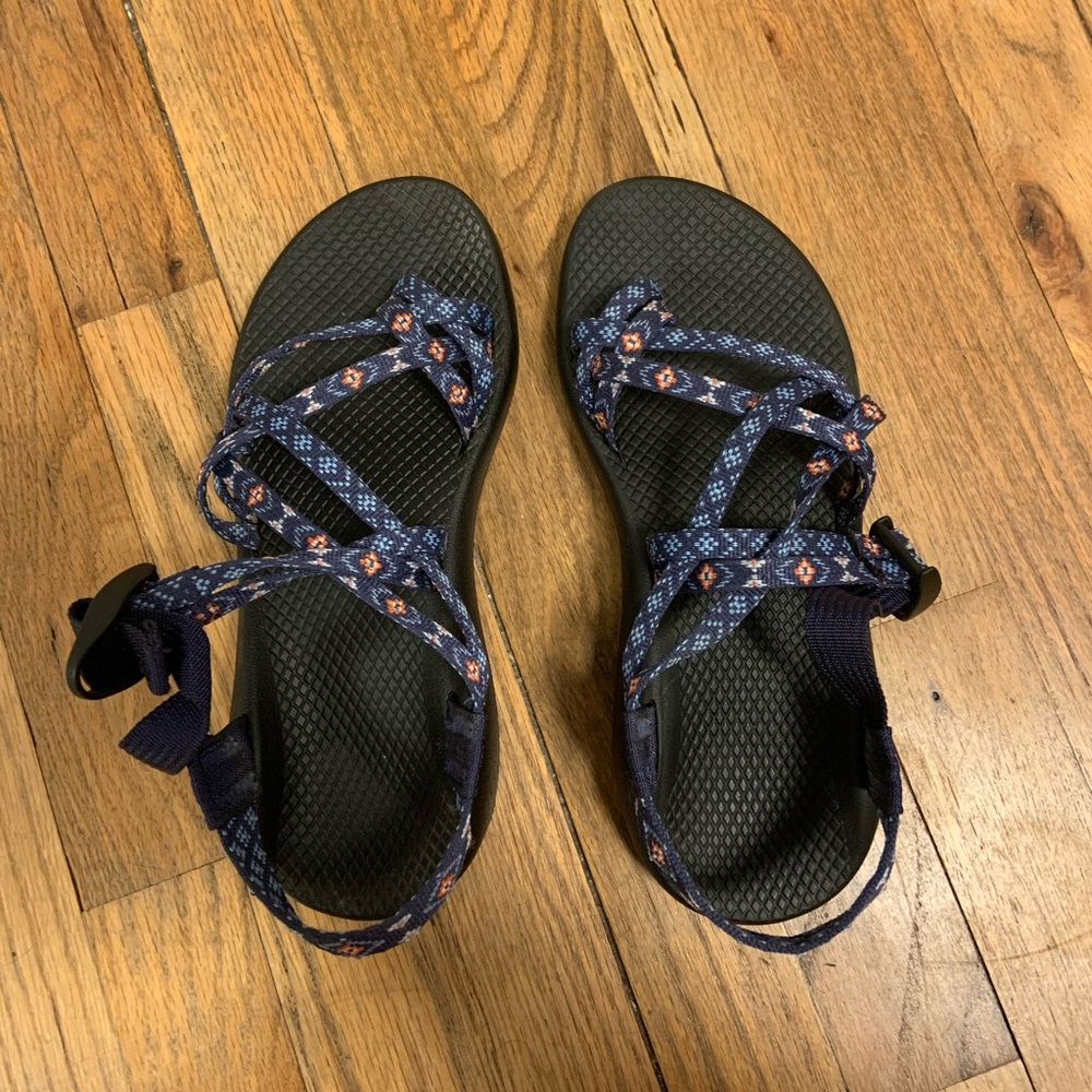 women’s size 8 chacos!-like new. zx2 classic